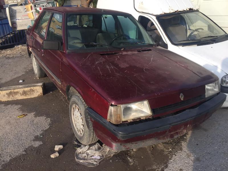 renault 9 broadway  oto çıkma parça izmir a kırmızı .